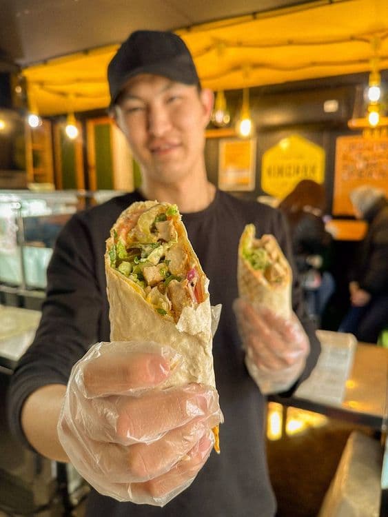 Повар с шаурмой в KIKCHAK