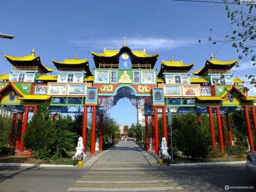 Золотые ворота Элисты на центральной площади города